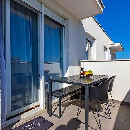 Maraschino 2br Balcony Garage And Bbq Apartment *